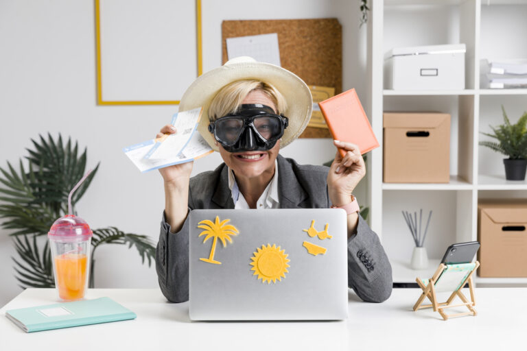 portrait-woman-office-prepared-summer-holiday (1)
